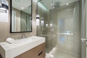 Dusche, Haartrockner, Handtücher