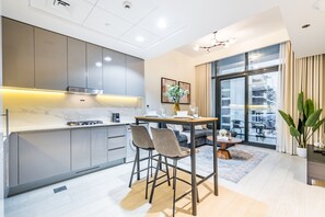 Kjøleskap, mikrobølgeovn, kokeplater og kaffetrakter/tekoker