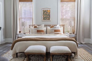 3 bedrooms, desk, iron/ironing board, travel cot - The Waverly House. A Vintage-Mod Bungalow in Columbus. (Columbus)