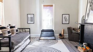 3 slaapkamers, een bureau, een strijkplank/strijkijzer, reisbedje