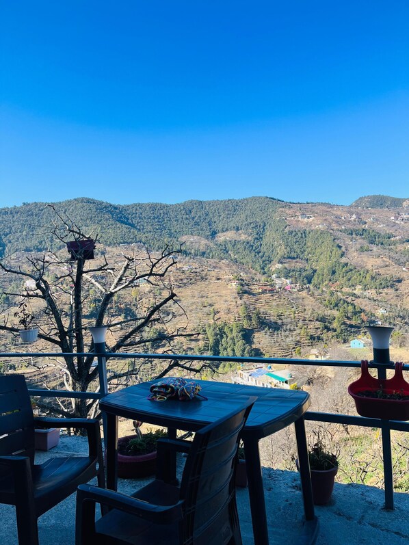 Outdoor dining - Saanidhya Homestay  (Dhari)