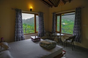 Habitación Deluxe doble, vistas a la montaña | Espacio para trabajar con un portátil y sistema de insonorización