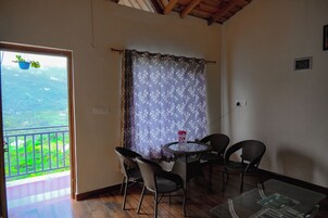 Habitación Deluxe doble, vistas a la montaña | Espacio para trabajar con un portátil y sistema de insonorización