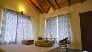 Deluxe Double Room, Mountain View | Ruang kerja komputer riba, kalis bunyi, seterika/papan seterika 