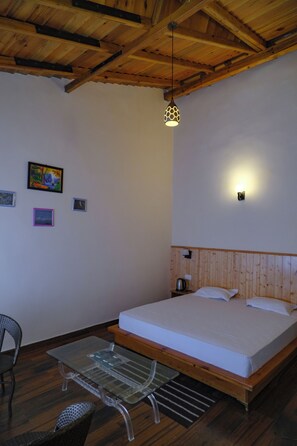 Deluxe Double Room, Mountain View | Laptop workspace, soundproofing, iron/ironing board, free WiFi - Saanidhya Homestay  (Dhari)