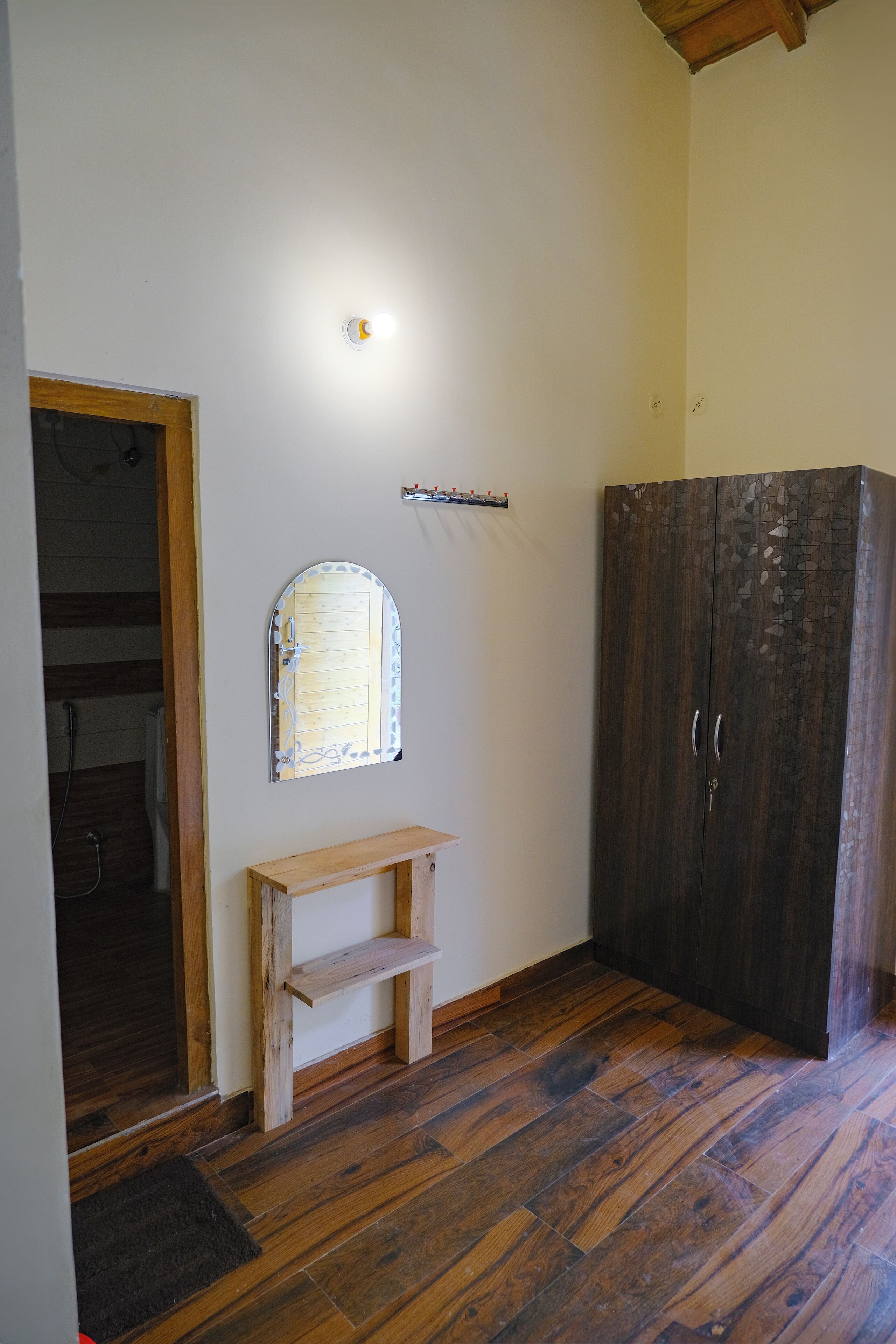 Deluxe Double Room, Mountain View | Laptop workspace, soundproofing, iron/ironing board, free WiFi