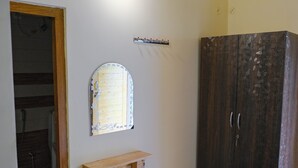 Deluxe Double Room, Mountain View | Ruang kerja komputer riba, kalis bunyi, seterika/papan seterika 