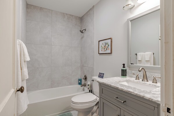 Un baño moderno con bañera, inodoro y lavabo.