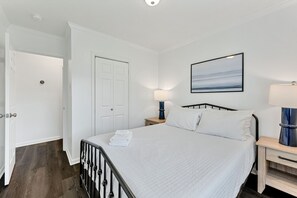 3 室のベッドルーム、アイロン / アイロン台、WiFi、ベッドシーツ