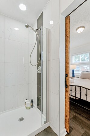 シャワー、ヘアドライヤー、タオル、石鹸