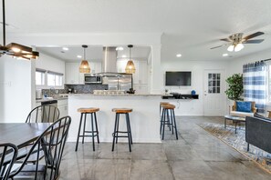 Private kitchen - Charming 3-bedroom house with WiFi in Portsmouth near the Elizabeth River (Portsmouth)