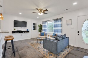 Living area - Charming 3-bedroom house with WiFi in Portsmouth near the Elizabeth River (Portsmouth)