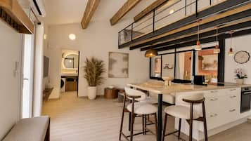 Design Loft, Garden View | Ruang tamu | 110 cm televisyen LED dengan kabel