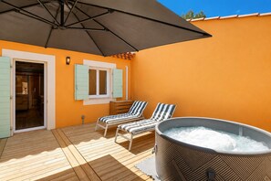 Loftsrom – design, hageutsikt | Privat boblebad