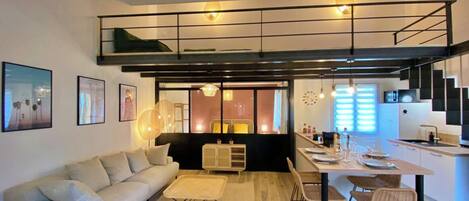 Loft Confort, vista al jardín | Área de sala de estar | Televisión LED de 110 cm con canales por cable