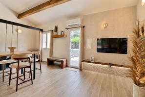Design Loft, Garden View | Living area | 110-cm LED TV with cable channels - Le 522 - Jacuzzi (Ventabren)
