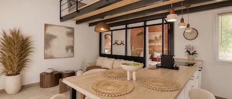 Loft de diseñador, vista al jardín | Cocina privada | Cafetera de espresso, cafetera y tetera y tetera eléctrica