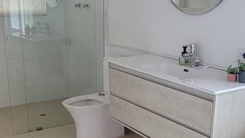 Regadera, toallas, jabón, shampoo