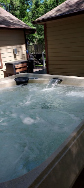 A hot tub with water jets, surrounded by a wooden deck and a covered area with a table and chairs. -  [COME BACK TO NATURE] 
Cozy 1 Bedroom mobile home in Lake Livingston  aera. (Livingston)