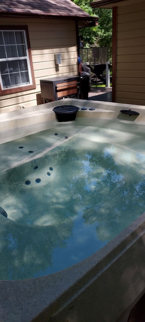 Outdoor spa tub -  [COME BACK TO NATURE] 
Cozy 1 Bedroom mobile home in Lake Livingston  aera. (Livingston)