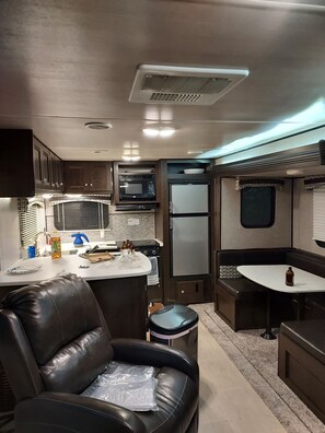 Private kitchen -  [COME BACK TO NATURE] 
Cozy 1 Bedroom mobile home in Lake Livingston  aera. (Livingston)