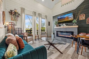 Fernseher, Kamin, Videospiele, Tischfußball