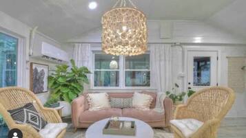 Una Smart TV, una chimenea, libros