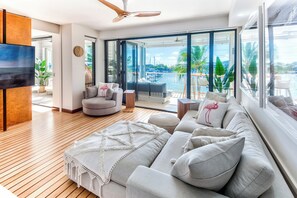 Smart TV - Extensively renovated apartment right on the Port of Airlie! (Airlie Beach)