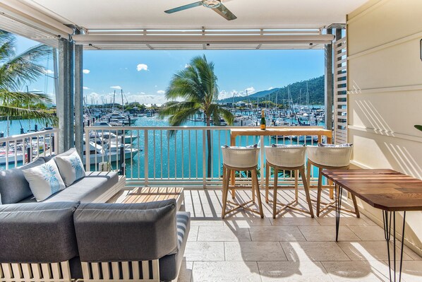 Outdoor dining - Extensively renovated apartment right on the Port of Airlie! (Airlie Beach)