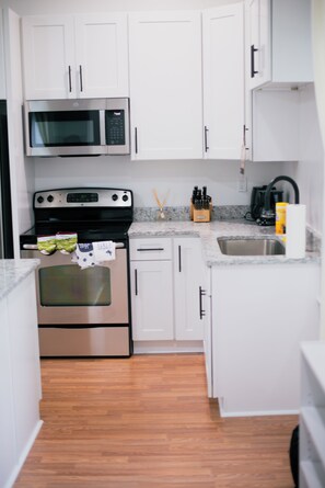 Een koelkast, een microgolfoven, een oven, een kookplaat