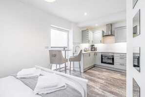 1 chambre, bureau, fer et planche à repasser, lit parapluie