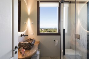 Kondominium, pemandangan bukit | Kamar mandi | Pengering rambut dan handuk