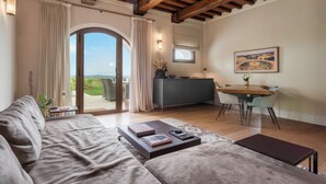 Una sala de estar moderna con sofá, mesa de centro y un comedor con mesa y sillas.