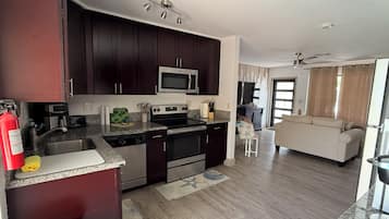 Frigorífico, microondas, horno y placa de cocina