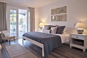 Deluxe Suite, Kitchen | Blackout curtains, iron/ironing board, free WiFi - Berkeley Beach Club (St. Pete Beach)