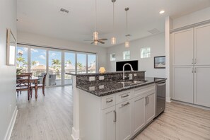 冷蔵庫、電子レンジ、オーブン、コンロ