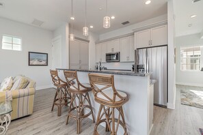 冷蔵庫、電�子レンジ、オーブン、コンロ