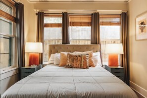 4 slaapkamers, een bureau, een strijkplank/strijkijzer, reisbedje