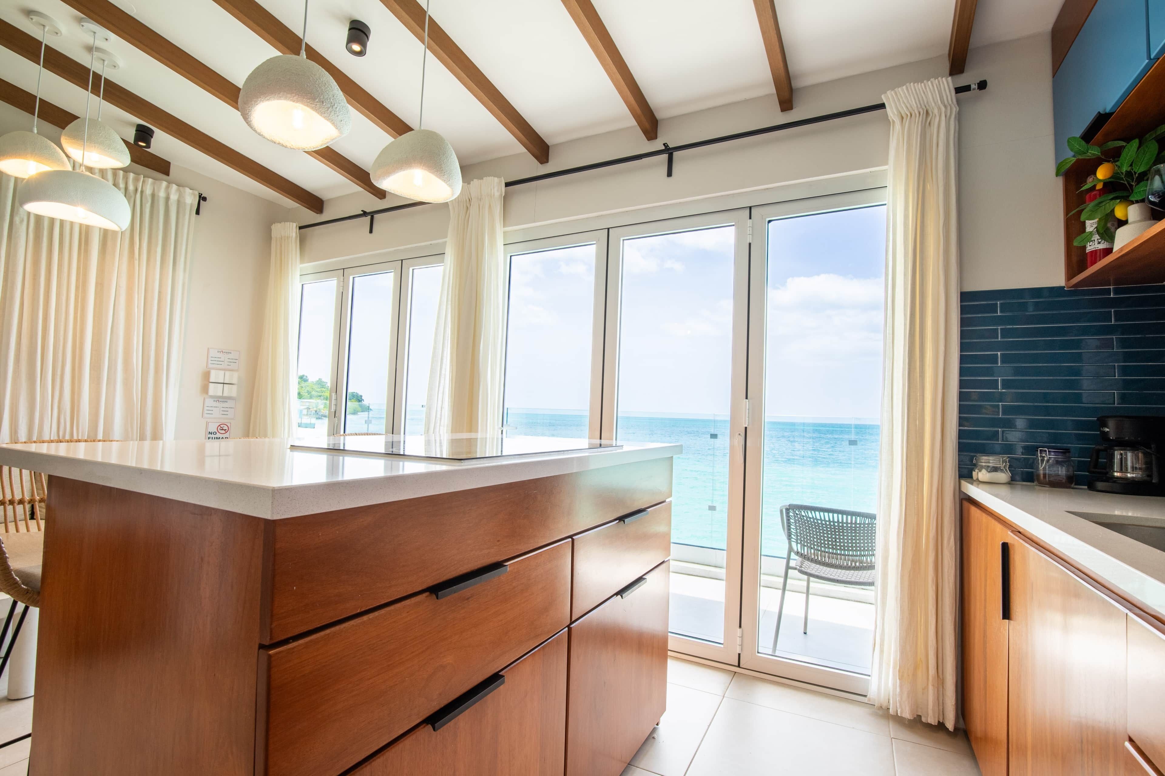 Réfrigérateur, four à micro-ondes, cafetière-théière