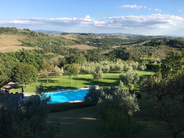 Seasonal outdoor pool, open 8:00 AM to 8:00 PM, pool umbrellas - Podere Casanova di Lisa Lorenzo (Montespertoli)