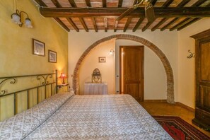 Pillow-top beds, in-room safe, laptop workspace, iron/ironing board - Podere Casanova di Lisa Lorenzo (Montespertoli)
