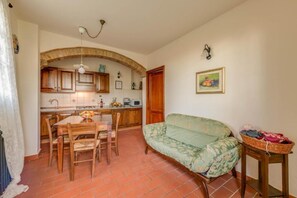 Tavanomainen huoneisto, 1 makuuhuone, tupakointi kielletty, keittiö | Pillowtop-patjalliset sängyt, tallelokero huoneessa