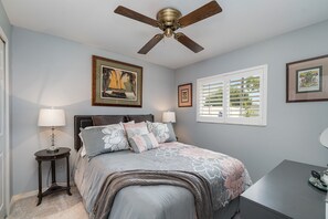 3 slaapkamers, een strijkplank/strijkijzer, gratis wifi, beddengoed