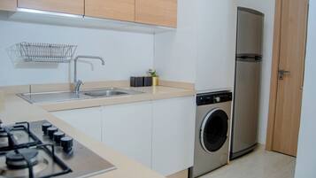 ثلاجة، ميكروويف (عند الطلب)، فرن، موقد طهي مسطح