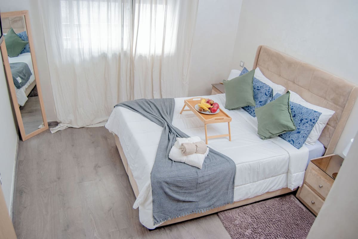 Classic-Apartment, 2 Schlafzimmer, Küche, Blick auf den Innenhof | Schreibtisch, laptopgeeigneter Arbeitsplatz, kostenlose Babybetten