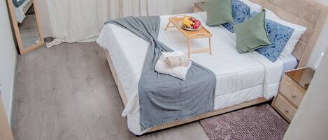 Appartement classique, 2 chambres, cuisine, vue sur la cour intérieure | Bureau, espace de travail pour ordinateurs portables