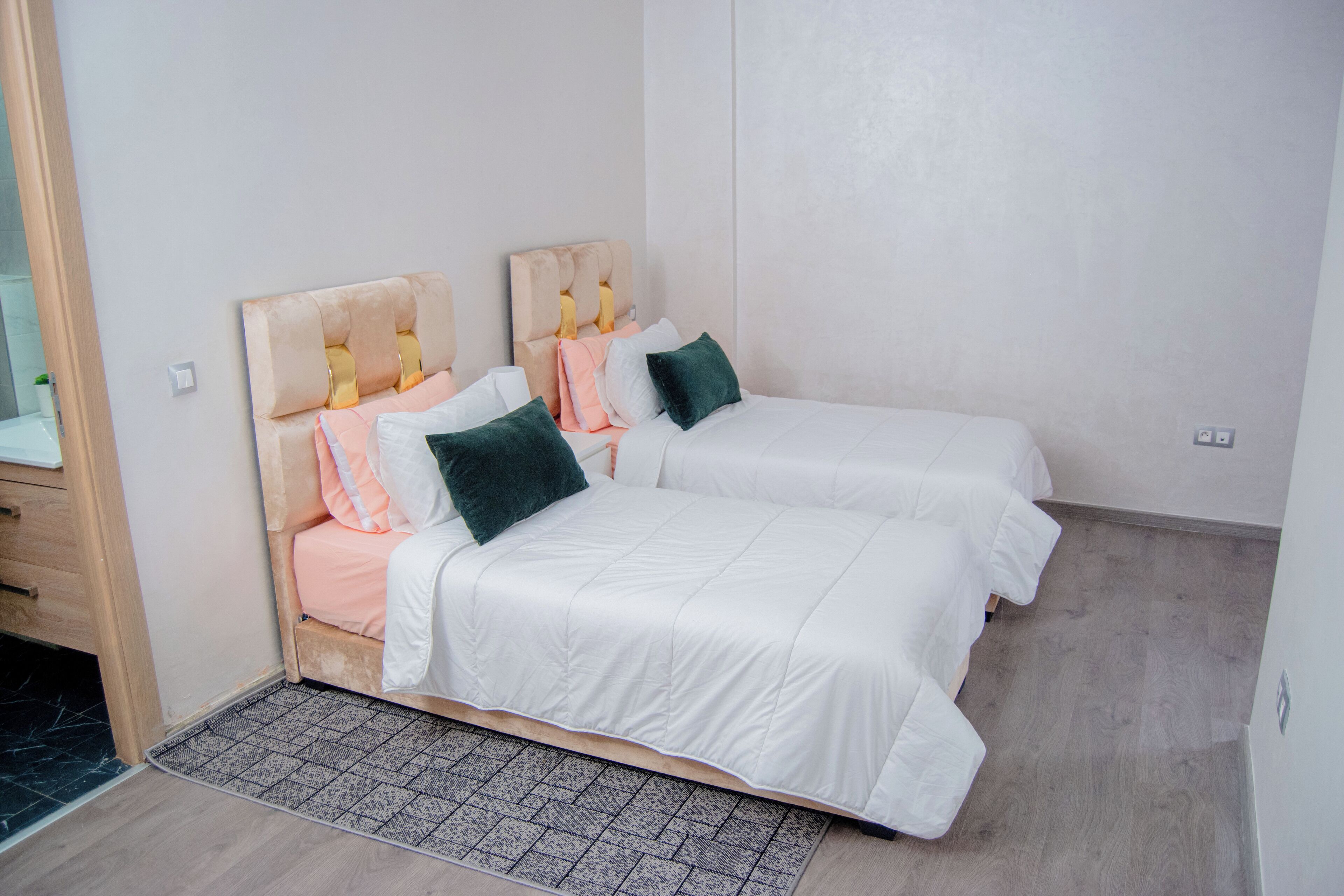 Bureau, espace de travail pour ordinateur portable, lits bébé (gratuits)