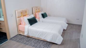 Bureau, espace de travail pour ordinateur portable, lits bébé (gratuits)