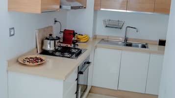 Kjøleskap, mikrobølgeovn (på forespørsel), ovn og kokeplater