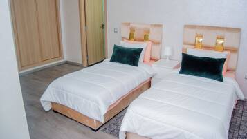 Bureau, espace de travail pour ordinateur portable, lits bébé (gratuits)